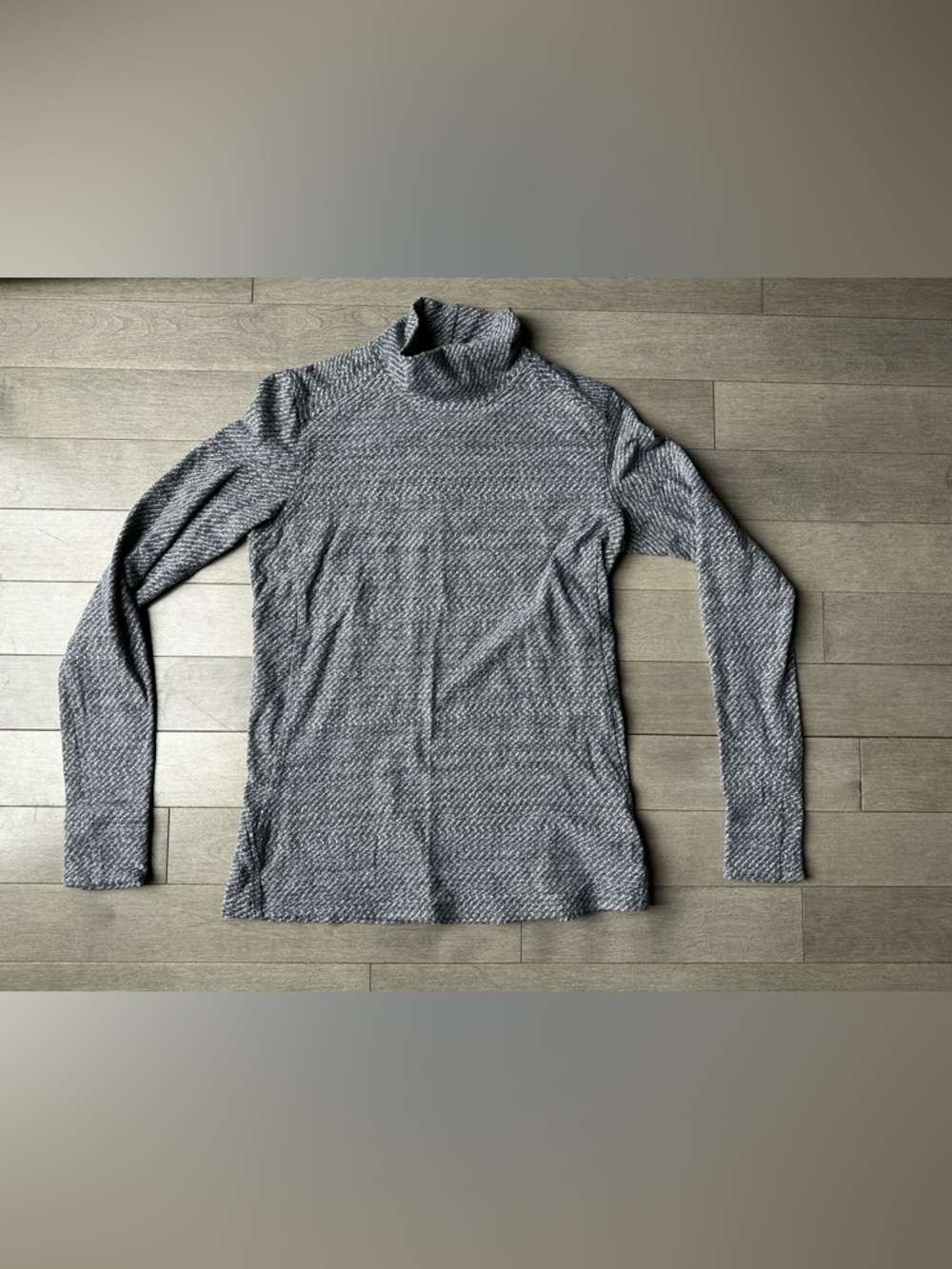 Women’s Lululemon Gray Long Sleeve Turtleneck Athletic Activewear T Shirt Size 6
